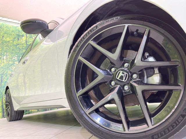 【純正18インチアルミホイール】外観にマッチした純正アルミホイールを装着しております。各種社外アルミホイールや、スタッドレスタイヤも取扱いしております。是非ご相談ください♪