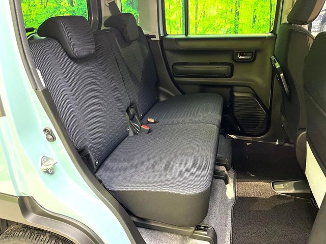 後部座席も気になるようなキズ・汚れやへたり等、大きなダメージはなく、良好な状態です。