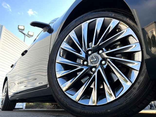 【純正18インチアルミホイール】外観にマッチした純正アルミホイールを装着しております。各種社外アルミホイールや、スタッドレスタイヤも取扱いしております。是非ご相談ください♪