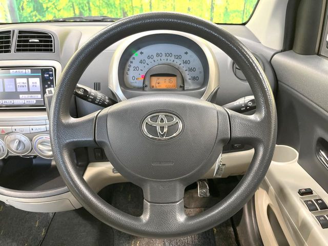 インテリアに合わせたデザインのステアリングは、運転される方のことも考え、運転しやすい形状、大きさです。是非一度、実際に触ってお確かめください。