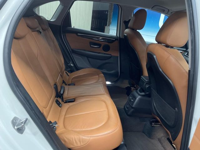 ●後部座席も気になるようなキズ・汚れやへたり等、大きなダメージはなく、良好な状態です。