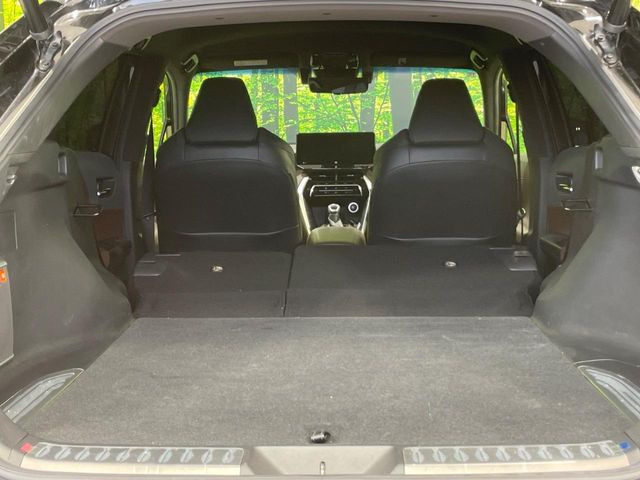 ���i�̂���������ʋ΁A���}���ɏ\���ȉ׎��X�y�[�X���m�ۂ��Ă���܂��B�Z�J���h�V�[�g��|���ƁA�傫�ȉו��̐ύڂ��\�ł���