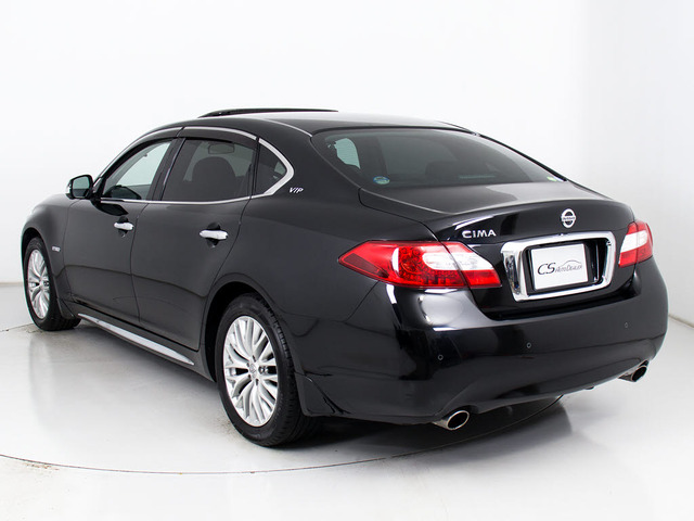 個性的なリアビューで御座います。精悍な佇まいは高級車ならではです。