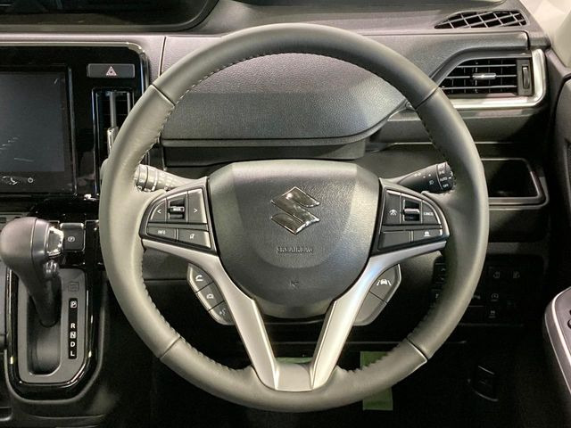 【純正革巻きステアリング】上質な革を使用することで、手にしっかり馴染みとても運転しやすいハンドルです♪