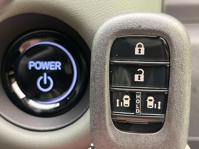 �yHonda�X�}�[�g�L�[�z�J�o����|�P�b�g�ɓ��ꂽ�܂܂ł��h�A�̎{���E�������\�ȃX�}�[�g�L�[�𑕔��B�G���W���̃I���E�I�t�����J�M�����o���K�v����������Ƃ��Ă��֗��ł���