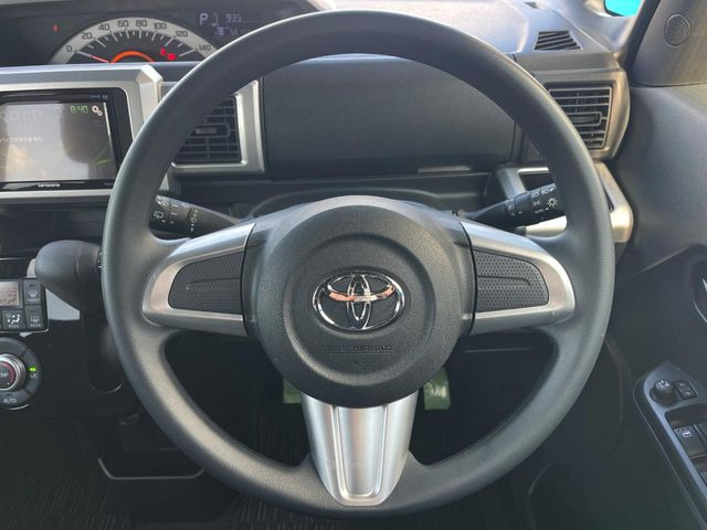 �C���e���A�ɍ��킹���f�U�C���̃X�e�A�����O�́A�^�]�������̂��Ƃ��l���A�^�]���₷���`��A�傫���ł��B�����x�A���ۂɐG���Ă��m���߂��������B