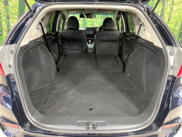 ���i�̂���������ʋ΁A���}���ɏ\���ȉ׎��X�y�[�X���m�ۂ��Ă���܂��B�Z�J���h�V�[�g��|���ƁA�傫�ȉו��̐ύڂ��\�ł���