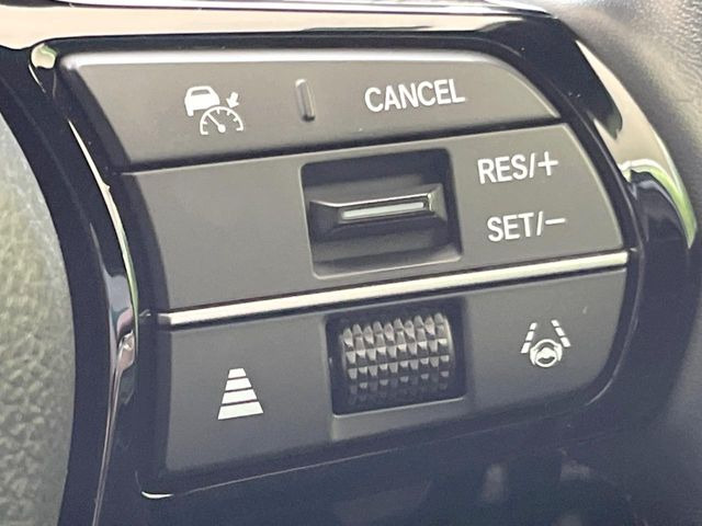 【アダプティブクルーズコントロール】高速道路での長距離走行が楽に!!自動で速度を保つクルーズコントロールが、衝突軽減システムと連携し、前方の車両を感知して車間を保つように速度調節してくれます!!