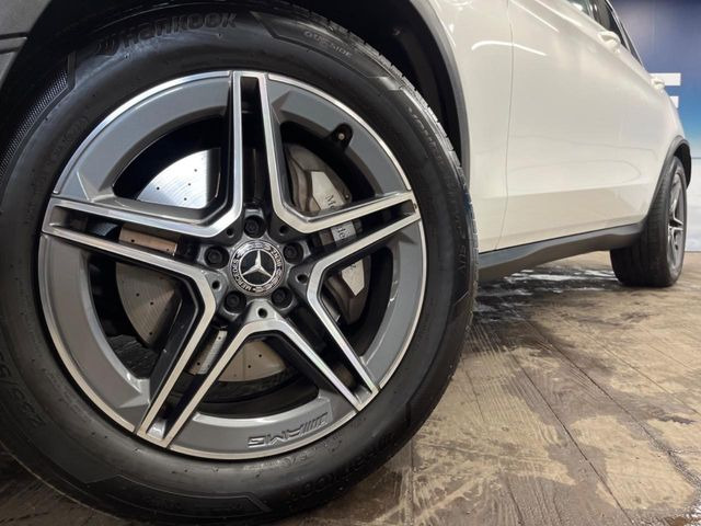 ●純正19インチアルミホイール:輸入車ならではの卓越した走りを支えるホイールと足回りです!日本車の走りに慣れている方にもぜひ体感して頂きたいほど、高いレベルでまとまっています!