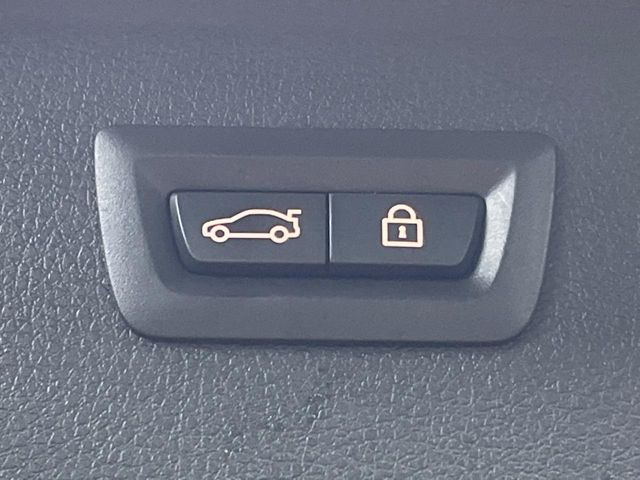 ●電動リアゲート:ワンタッチでリアゲートの開閉ができ、荷物などで両手が塞がっている状態でも簡単に開閉ができる便利機能です。