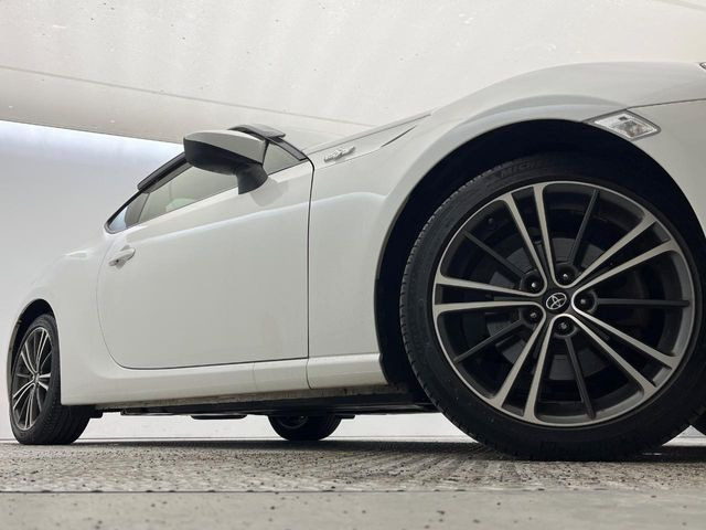 �y����17�C���`�A���~�z�C�[���z�O�ςɃ}�b�`���������A���~�z�C�[���𑕒����Ă���܂��B�e��ЊO�A���~�z�C�[����A�X�^�b�h���X�^�C�����戵�����Ă���܂��B���񂲑��k����������