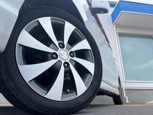 �y����15�C���`�A���~�z�C�[���z�O�ςɃ}�b�`���������A���~�z�C�[���𑕒����Ă���܂��B�e��ЊO�A���~�z�C�[����A�X�^�b�h���X�^�C�����戵�����Ă���܂��B���񂲑��k����������