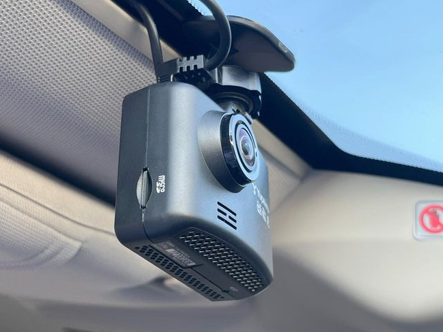 【ドライブレコーダー】安心・安全なカーライフに必須のドライブレコーダーを装備!走行中はもちろん、あおり運転や事故に遭遇した際の状況も映像で記録し、万一のリスクに備えます。