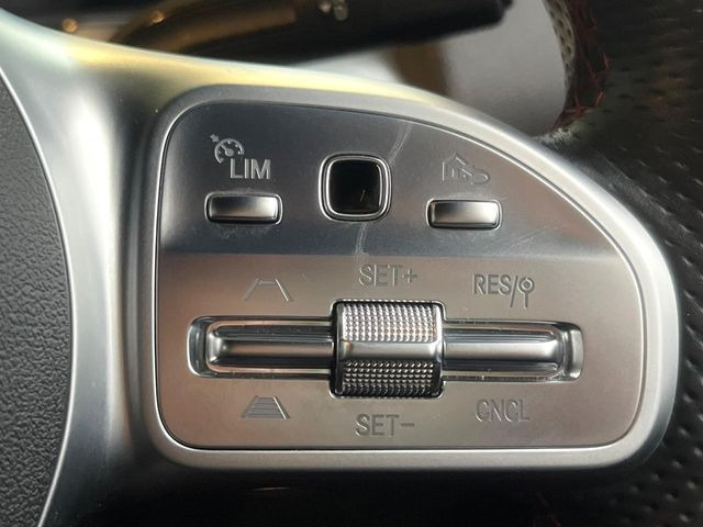 ●レーダークルーズコントロール:前の車との車間距離を一定にとりつつ、一定速度で自動走行してくれる次世代のクルーズコントロール!主に高速道路や自動車専用道路で使用する便利な機能です!