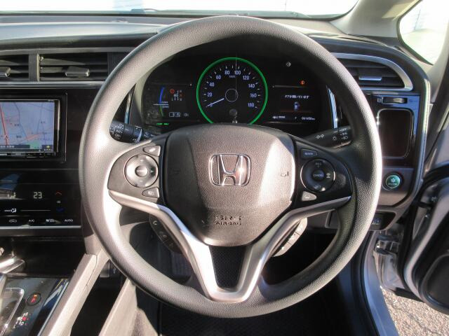 �N���[�Y�R���g���[���𑕔����Ă��܂��̂ŁA�������H�ȂǂŃA�N�Z���y�_���𓥂܂��Ɏԑ������ɕۂ��Ƃ��\�ł�