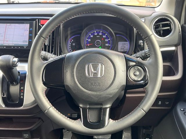 �C���e���A�ɍ��킹���f�U�C���̃X�e�A�����O�́A�^�]�������̂��Ƃ��l���A�^�]���₷���`��A�傫���ł��B�����x�A���ۂɐG���Ă��m���߂��������B