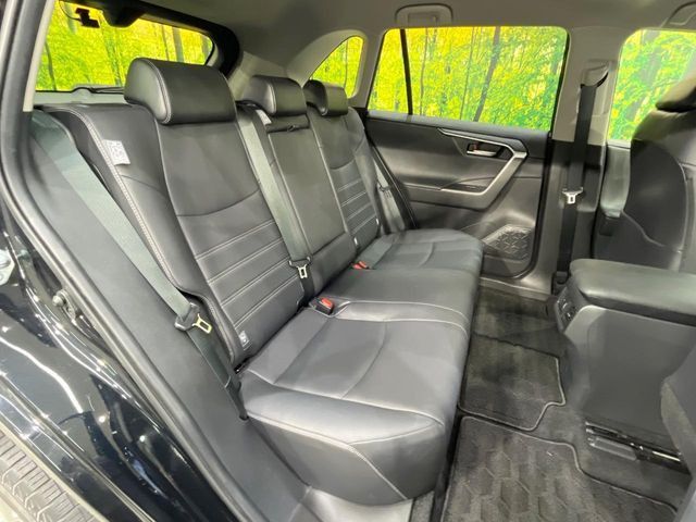 後部座席も気になるようなキズ・汚れやへたり等、大きなダメージはなく、良好な状態です。