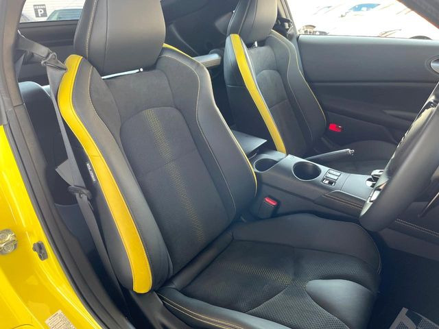 【ハーフレザーシート】高級感と座り心地を両立した人気のシート♪背面・座面はスエード調となっており、肌触りや滑りにくさに優れています。気温や服装に左右されず快適にお乗りいただけます。