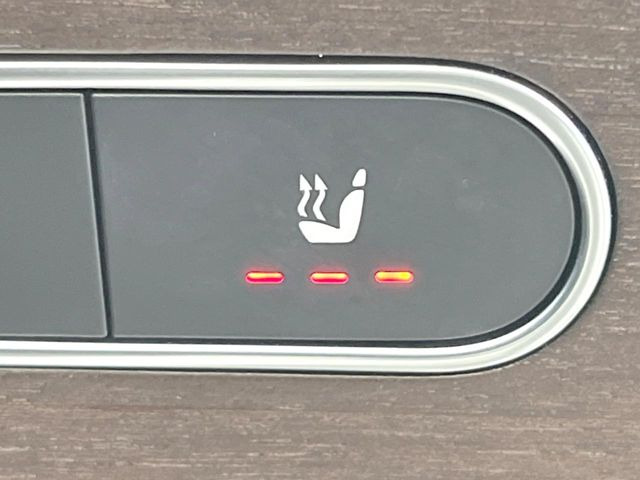 ●フロントシートヒーティング:運転席・助手席共に三段階で調節が可能なシートヒーターを装備しております。季節を問わず快適にご使用いただけます。