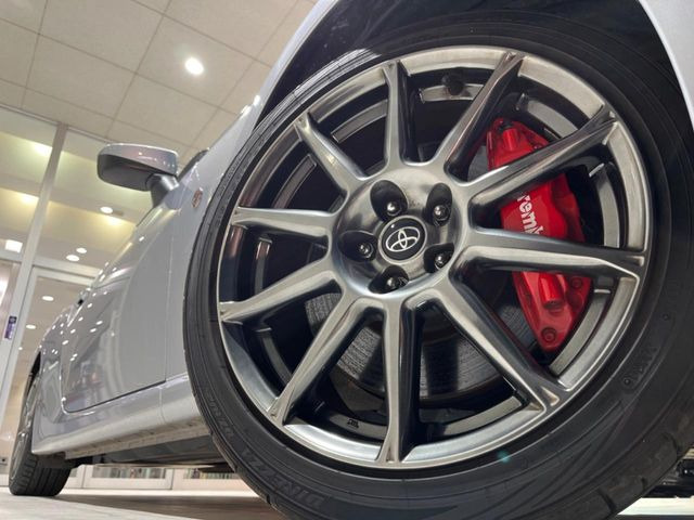 【純正17インチアルミホイール】外観にマッチした純正アルミホイールを装着しております。各種社外アルミホイールや、スタッドレスタイヤも取扱いしております。是非ご相談ください♪