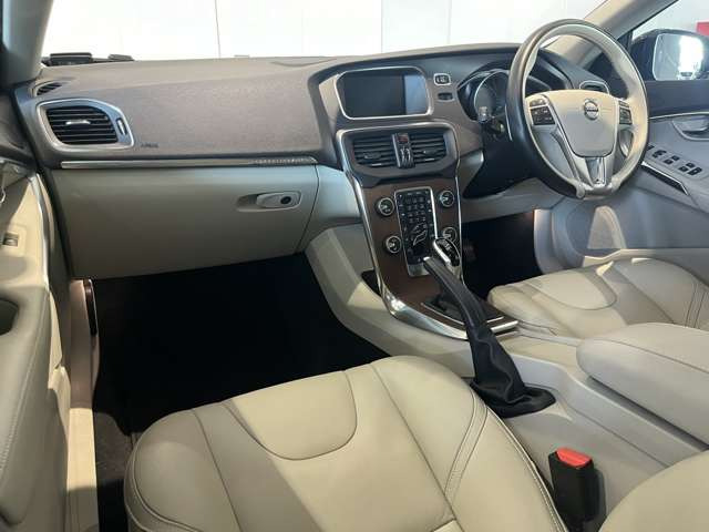 V40クロスカントリーD4 サマム ディーゼル