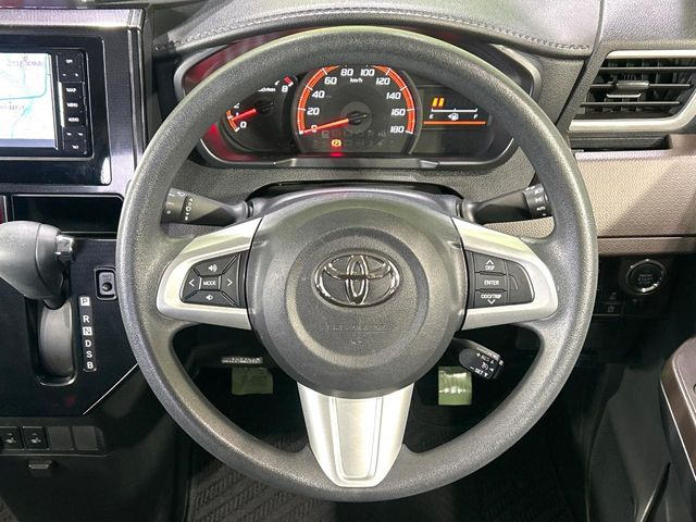 �C���e���A�ɍ��킹���f�U�C���̃X�e�A�����O�́A�^�]�������̂��Ƃ��l���A�^�]���₷���`��A�傫���ł��B�����x�A���ۂɐG���Ă��m���߂��������B