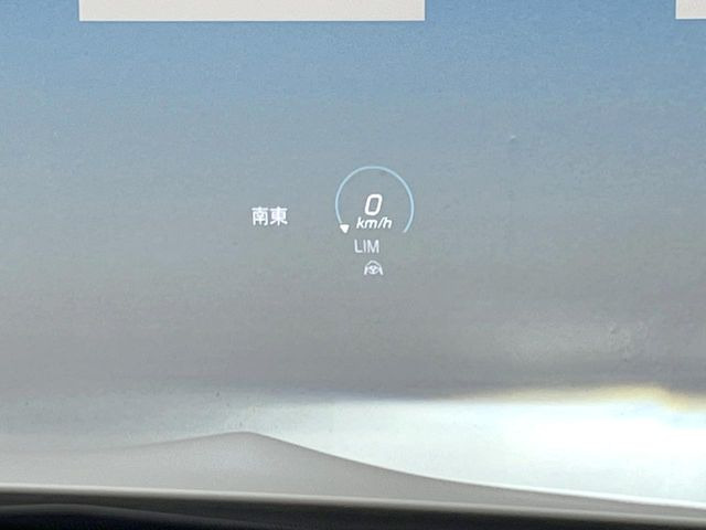 ●ヘッドアップディスプレイ:現在の速度や走行情報をデジタル表示で運転席前方のガラスに投影!運転中、視線をずらさず必要な情報を確認できるのでとっても便利で安心!