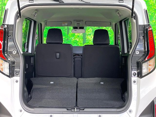 ���i�̂���������ʋ΁A���}���ɏ\���ȉ׎��X�y�[�X���m�ۂ��Ă���܂��B�Z�J���h�V�[�g��|���ƁA�傫�ȉו��̐ύڂ��\�ł���