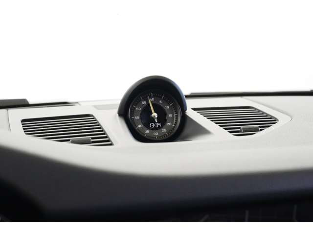 スポーツクロノパッケージオプションのデカールが映えるレーシーな印象の1台、高額オプションのフロントリフトも搭載しておりますので普段使いもこなしていただけます。