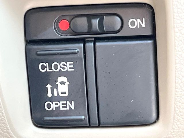 【パワースライドドア】キーや運転席のスイッチでスライドドアの開閉が可能♪電動だから力を入れてドアを開ける必要が無く、小さいお子様でも、重い荷物を持っている時もラクに開け閉めできます♪