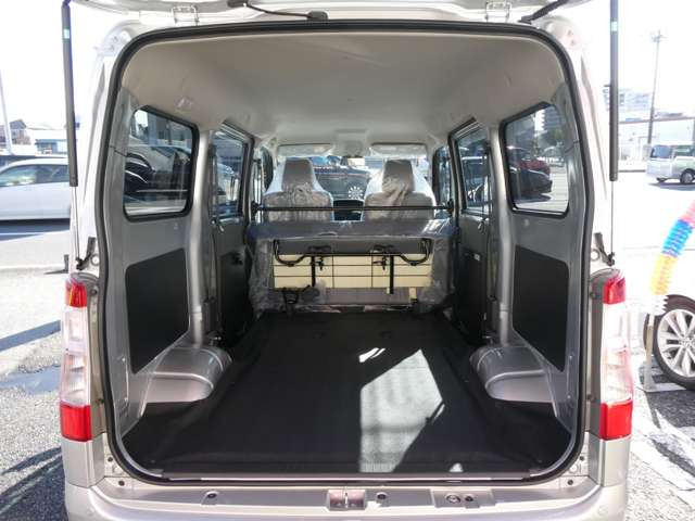 ラゲッジスペースの間口も広々♪普段のお買い物に、レジャーに、お仕事にも大活躍の1台です♪高さもあって大きい荷物も運んでくれる頼れるパートナーですね♪