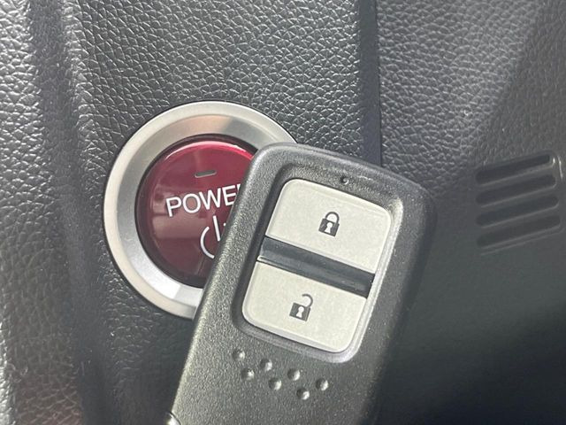 �yHonda�X�}�[�g�L�[�z�J�o����|�P�b�g�ɓ��ꂽ�܂܂ł��h�A�̎{���E�������\�ȃX�}�[�g�L�[�𑕔��B�G���W���̃I���E�I�t�����J�M�����o���K�v����������Ƃ��Ă��֗��ł���