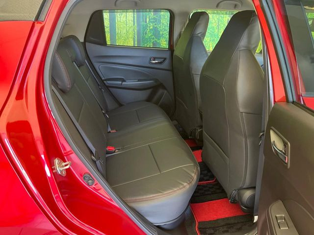 後部座席も気になるようなキズ・汚れやへたり等、大きなダメージはなく、良好な状態です。