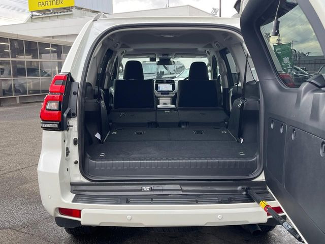 ���i�̂���������ʋ΁A���}���ɏ\���ȉ׎��X�y�[�X���m�ۂ��Ă���܂��B�Z�J���h�V�[�g��|���ƁA�傫�ȉו��̐ύڂ��\�ł���