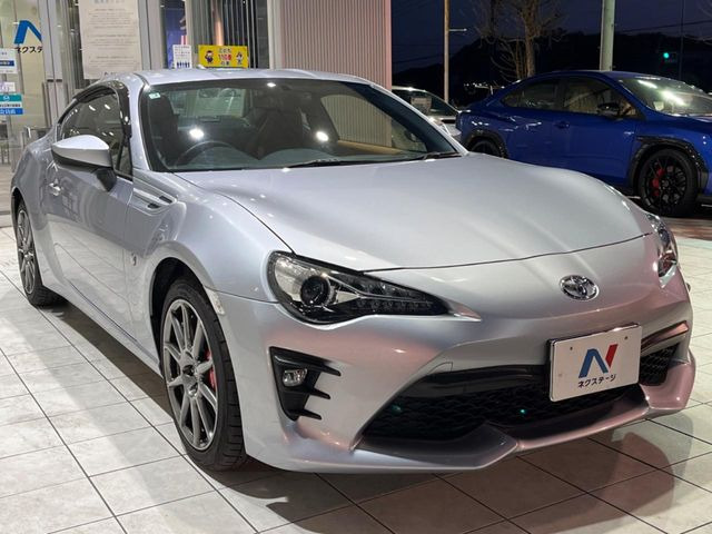 高透明度のガラス皮膜で撥水はもちろん、上質なツヤ・光沢を実現。紫外線や酸性雨から大切な愛車を保護し、色あせ・劣化を防止。「弾スプラッシュコート」、「弾プリミッサコート」からお選びいただけます。