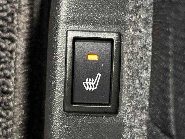 【シートヒーター】寒い日に重宝するシートヒーター!エアコンより早く温まってくれるので寒がりの人も安心ですね♪エアコンの温風は乾燥するから苦手、という方にもをおすすめです。