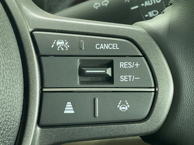 【アダプティブクルーズコントロール】高速道路での長距離走行が楽に!!自動で速度を保つクルーズコントロールが、衝突軽減システムと連携し、前方の車両を感知して車間を保つように速度調節してくれます!!