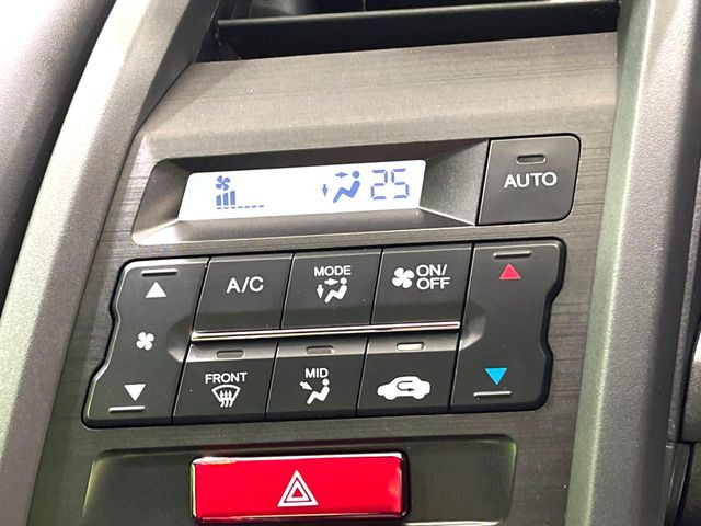 【オートエアコン】一度お好みの温度に設定すれば、車内の温度を検知し風量や温度を自動で調整。暑い&hellip;寒い&hellip;と何度もスイッチ操作をする必要はありません。快適な車内空間には必須の機能ですね♪