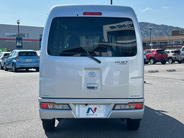 高透明度のガラス皮膜で撥水はもちろん、上質なツヤ・光沢を実現。紫外線や酸性雨から大切な愛車を保護し、色あせ・劣化を防止。「弾スプラッシュコート」、「弾プリミッサコート」からお選びいただけます。