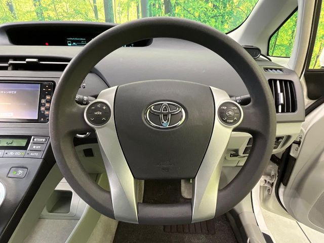 �C���e���A�ɍ��킹���f�U�C���̃X�e�A�����O�́A�^�]�������̂��Ƃ��l���A�^�]���₷���`��A�傫���ł��B�����x�A���ۂɐG���Ă��m���߂��������B