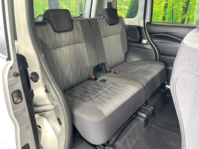 後部座席も気になるようなキズ・汚れやへたり等、大きなダメージはなく、良好な状態です。