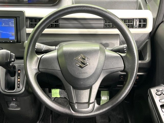 �C���e���A�ɍ��킹���f�U�C���̃X�e�A�����O�́A�^�]�������̂��Ƃ��l���A�^�]���₷���`��A�傫���ł��B�����x�A���ۂɐG���Ă��m���߂��������B