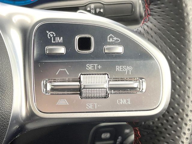 ●ディストロニックプラス:都市、郊外、高速道路などの走行時に、ステレオマルチパーパスカメラとレーダーセンサーにより、前走車を認識して速度に応じた車間距離を維持する次世代のクルコン!