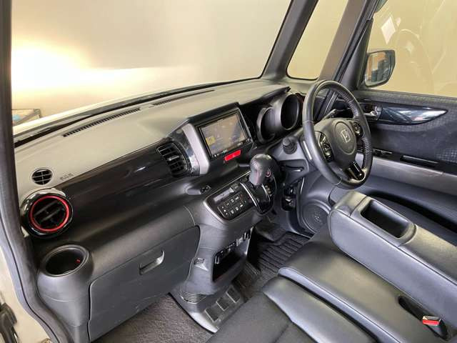 ���D�݂̃I�v�V�����𑕒����Č�[�Ԃ��邱�Ƃ��\�ł��B�i�r�E�o�b�N�J�����EETC�E��ȃt���b�v�_�E�����j�^�[�E�R�[�e�B���O�E�V�[�g�J�o�[�E�h���C�u���R�[�_�[�E�G���W���X�^�[�^�[ �ȂǂȂǎ戵����!