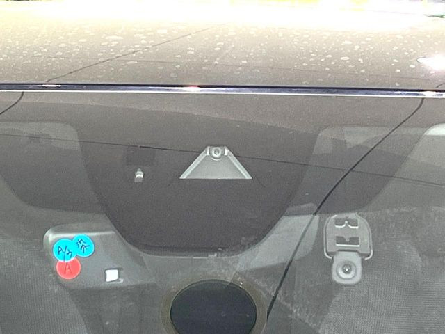 �y�X�}�[�g�u���[�L�T�|�[�g�z���s���ɑO���̎ԗ�����F�����A�Փ˂������Ȏ��͌x��ƃu���[�L�ŏՓˉ���Ɣ�Q�y�����A�V�X�g�B�����S�Ƀh���C�u�����y���݂��������܂��B