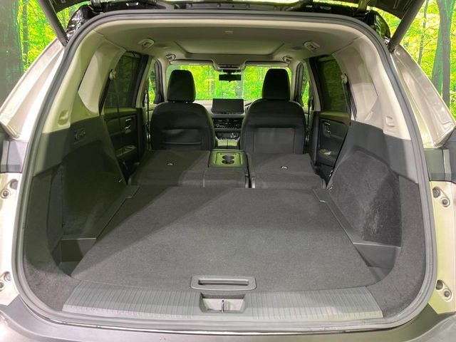 ���i�̂���������ʋ΁A���}���ɏ\���ȉ׎��X�y�[�X���m�ۂ��Ă���܂��B�Z�J���h�V�[�g��|���ƁA�傫�ȉו��̐ύڂ��\�ł���