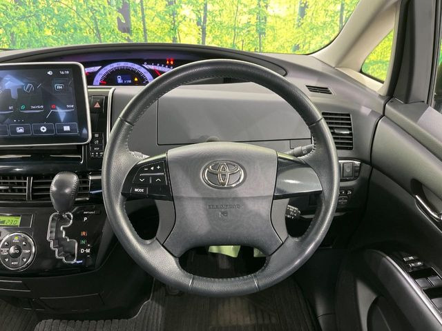 �C���e���A�ɍ��킹���f�U�C���̃X�e�A�����O�́A�^�]�������̂��Ƃ��l���A�^�]���₷���`��A�傫���ł��B�����x�A���ۂɐG���Ă��m���߂��������B