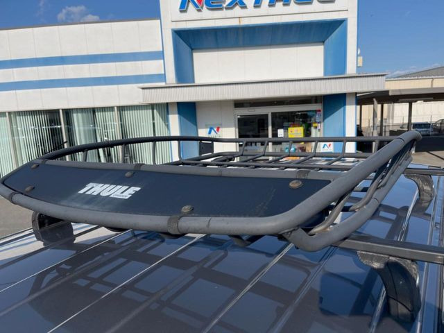 【ルーフラック】外観をより屈強な印象にし、SUVらしさが引き立つラック付き!もちろん積載も可能ですので、キャンプやアウトドア、各種スポーツなどアクティブな使用にもぴったりです。