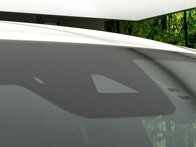 【i-ACTIVESENSE】走行中に前方の車両等を認識し、衝突しそうな時は警報とブレーキで衝突回避と被害軽減をアシスト。より安全にドライブをお楽しみいただけます。