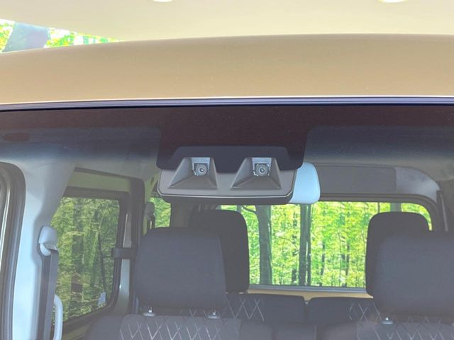 【スマートアシスト】走行中に前方の車両等を認識し、衝突しそうな時は警報とブレーキで衝突回避と被害軽減をアシスト。より安全にドライブをお楽しみいただけます。